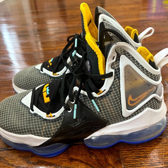 NIKE Lebron 19 “HARDWOOD CLASSICS” BasketBall Shoes - Picture 2 of 8